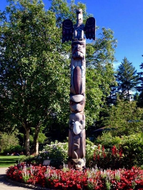 Totem pole Butchart Gardens.