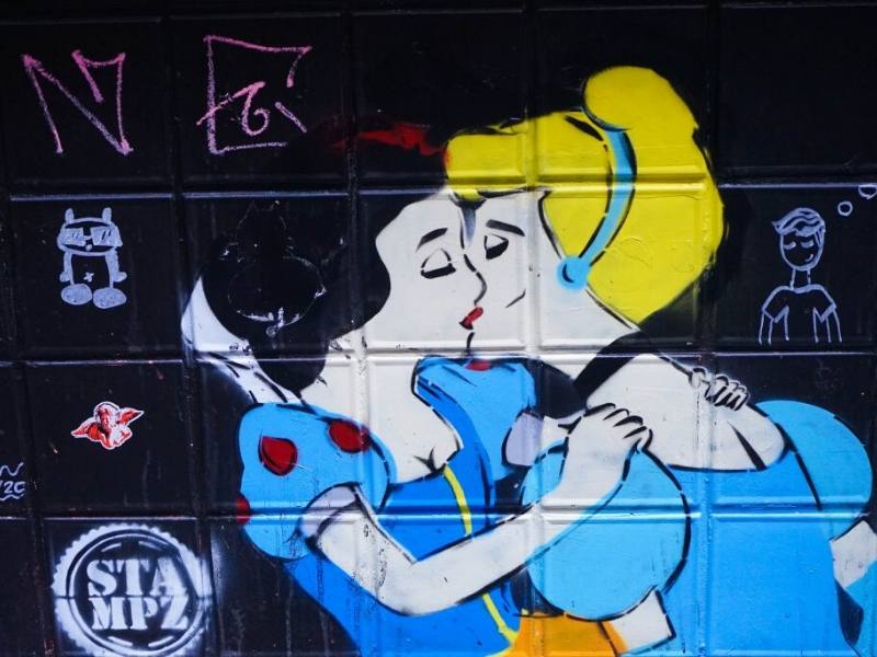 Disney Princesses kiss