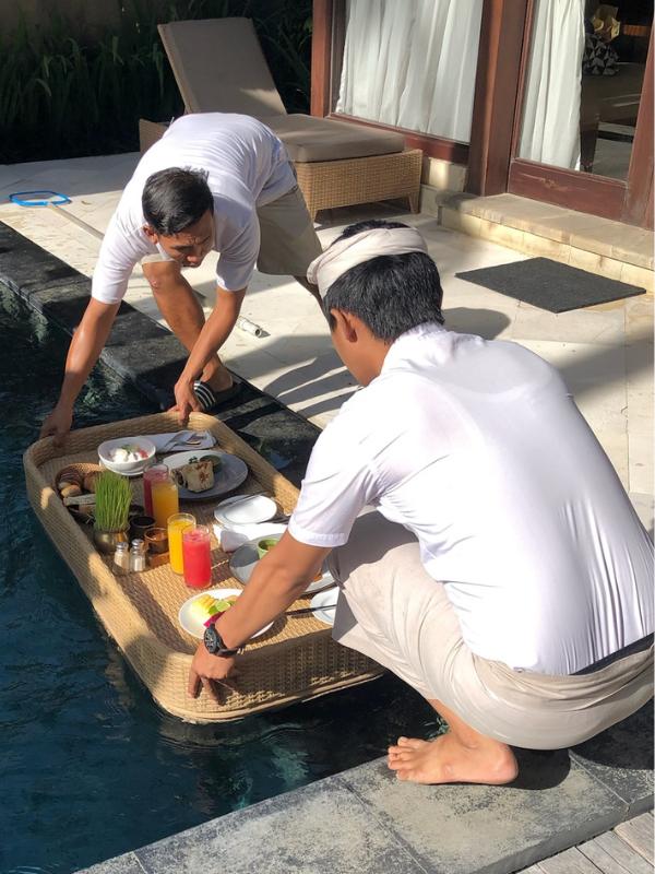 Floating breakfast