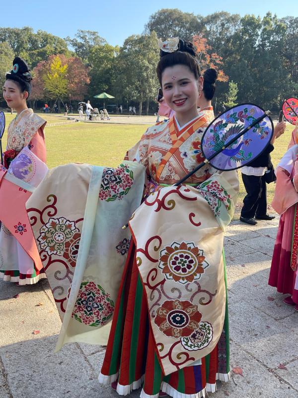 Seeing a Japanese lady dressed in traditional dress like in the image is essential in any Japan itinerary.