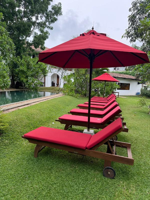 Villa White Queen poolside